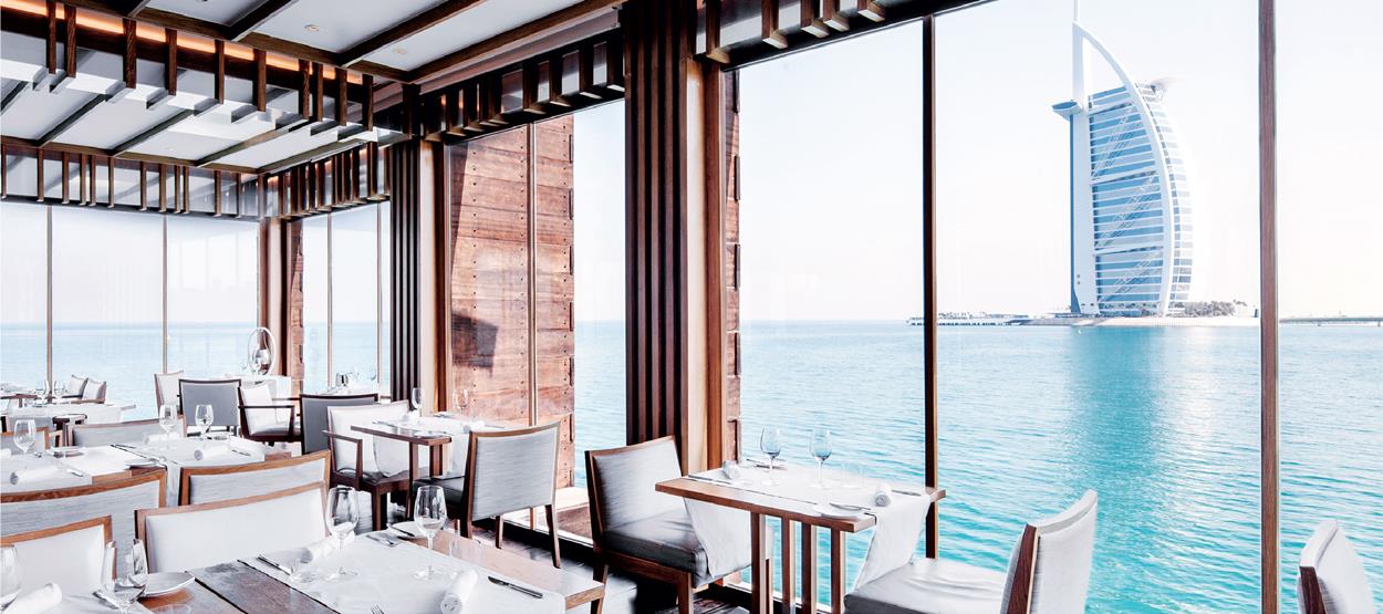 souk-madinat-jumeirah-pierchic-windows-01-hero